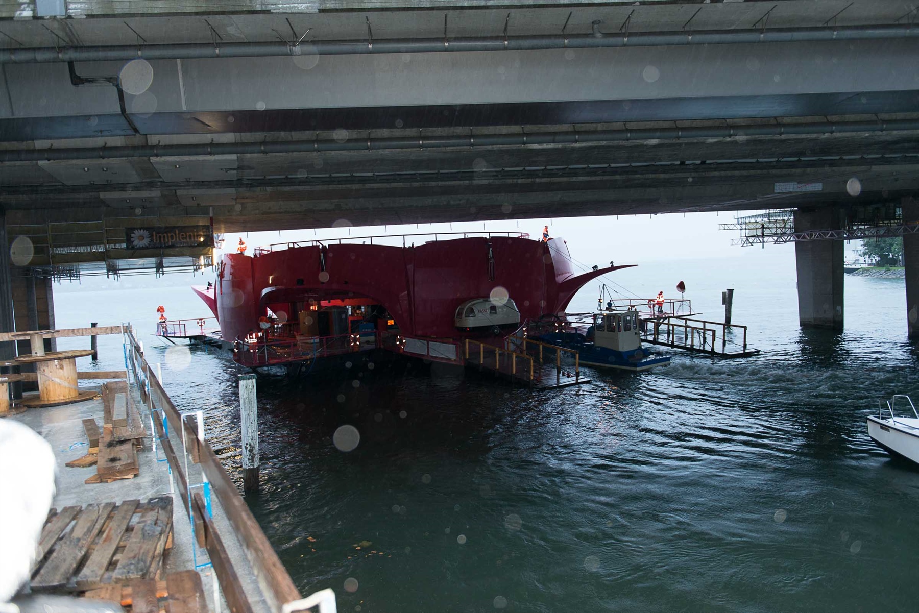 Seerose unterquert die Achereggbrücke auf der Fahrt nach Flüelen